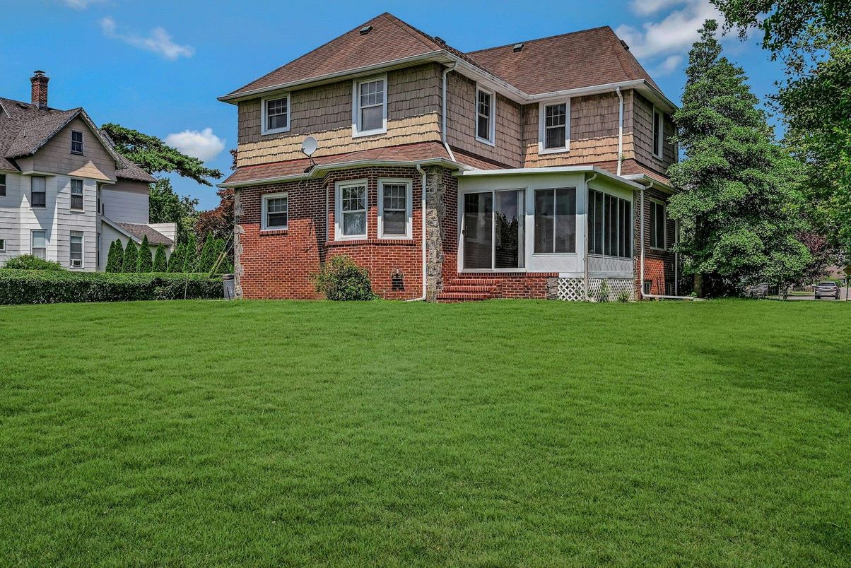 Exterior, Facade, Brick Facade, Queen Anne Victorian
