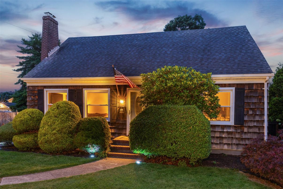 Exterior, Facade, Cape Cod