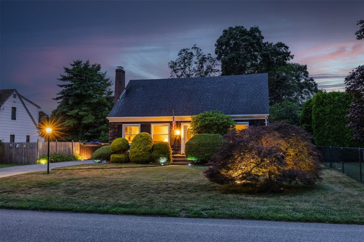 Attached, Exterior, Facade, Cape Cod