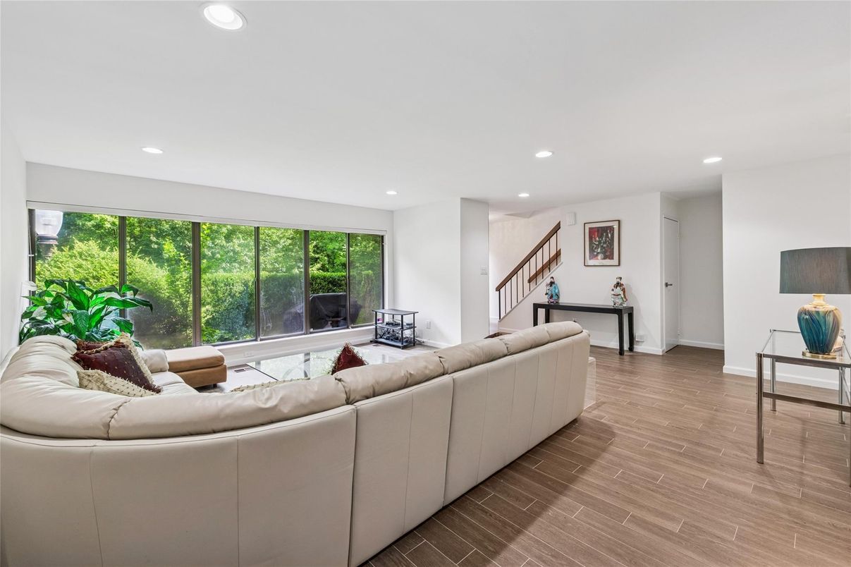 Interior, Living room, Recessed Lighting, Wood Texture Flooring