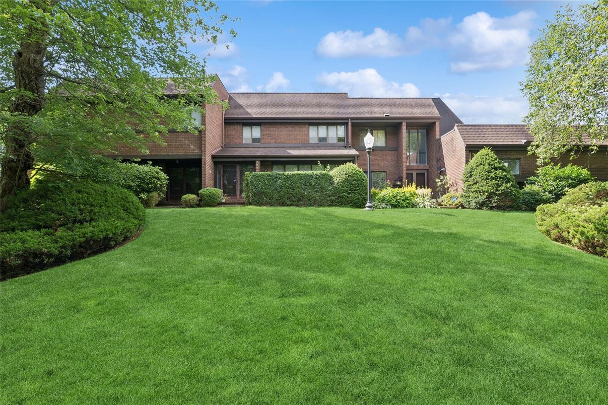 Backyard, Exterior, Facade, Brick Facade, Split Level