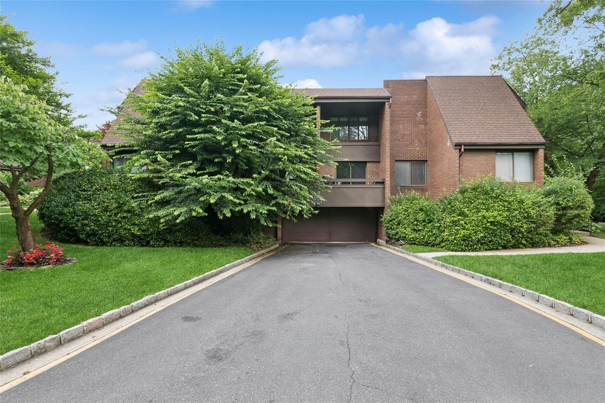 Attached, Exterior, Facade, Brick Facade, Modern