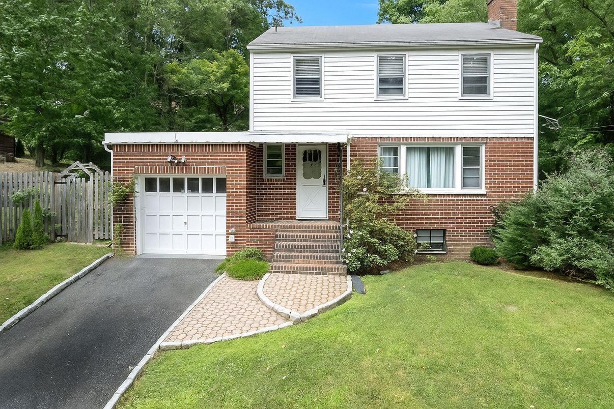 Attached, Exterior, Facade, Brick Facade, Split Level