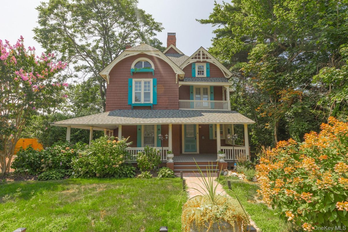 Exterior, Facade, Queen Anne Victorian