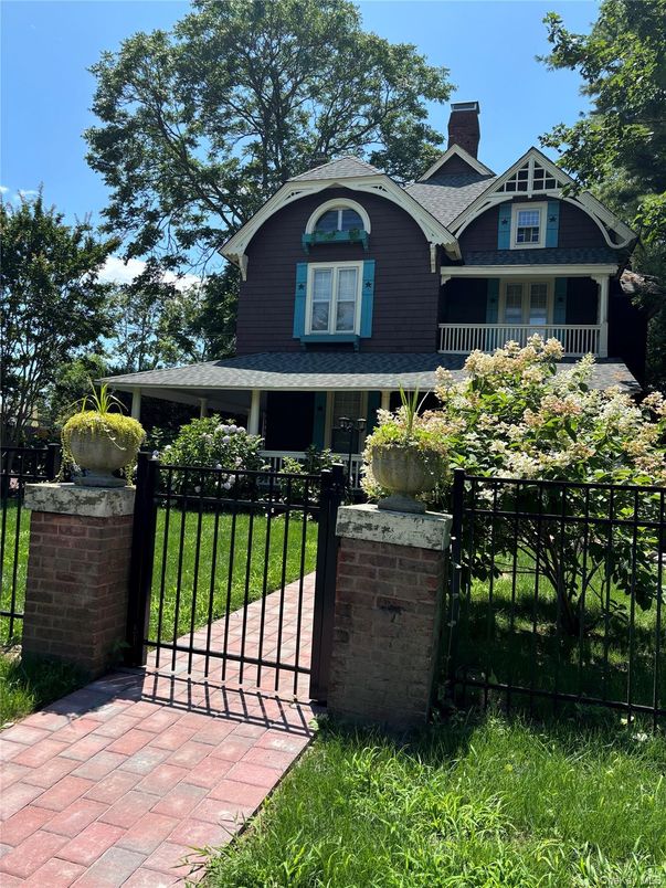 Attached, Exterior, Facade, Queen Anne Victorian