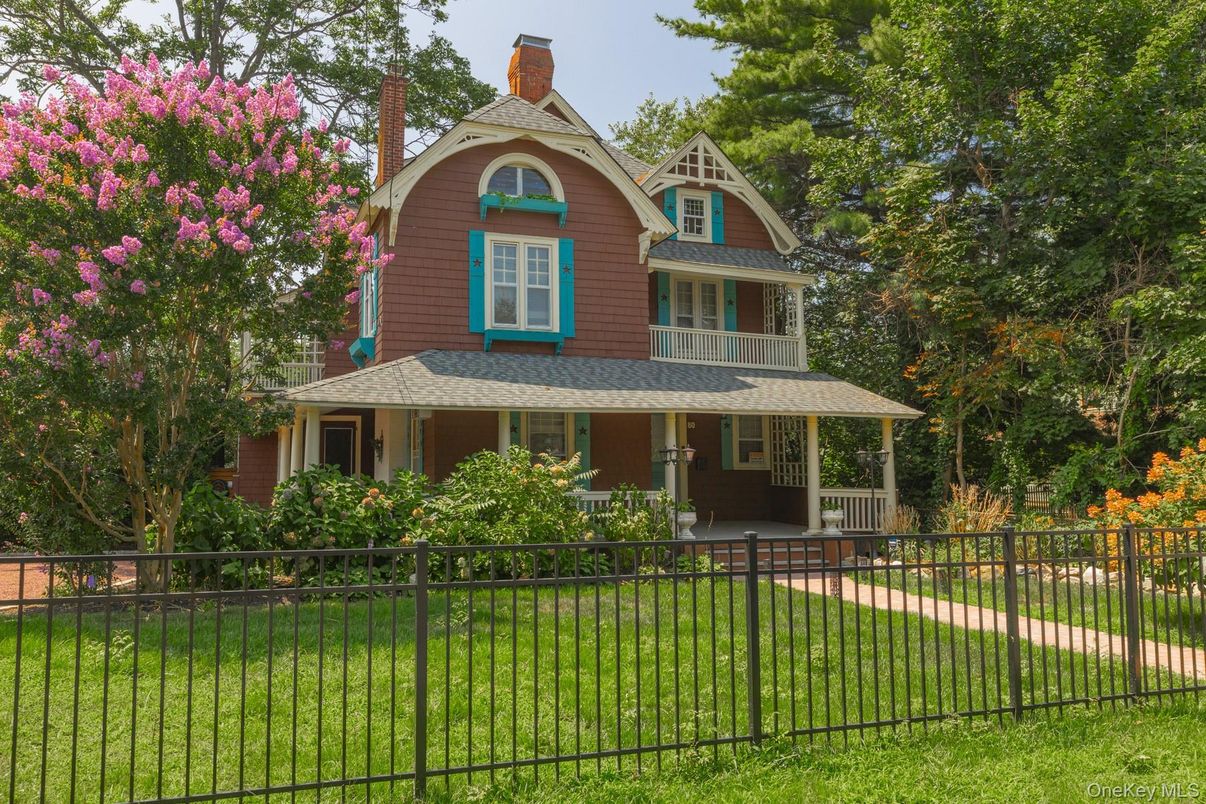 Exterior, Facade, Queen Anne Victorian