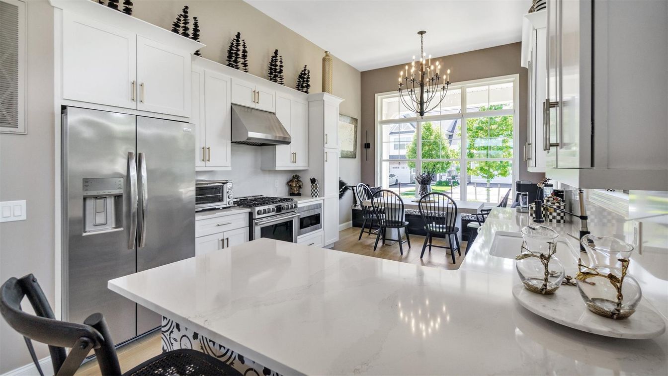 Chandelier, Dining room, Interior, Kitchen, Stainless Steel Appliances