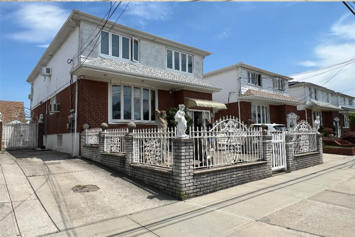 Exterior, Facade, Brick Facade, American Foursquare