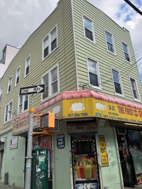 Exterior, Facade, Rowhouse
