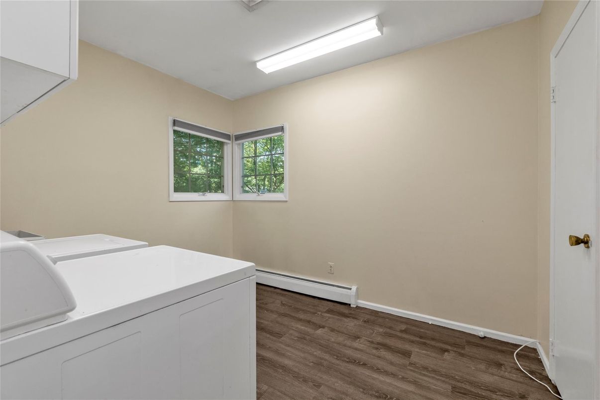 Interior, Washer, Wood Texture Flooring