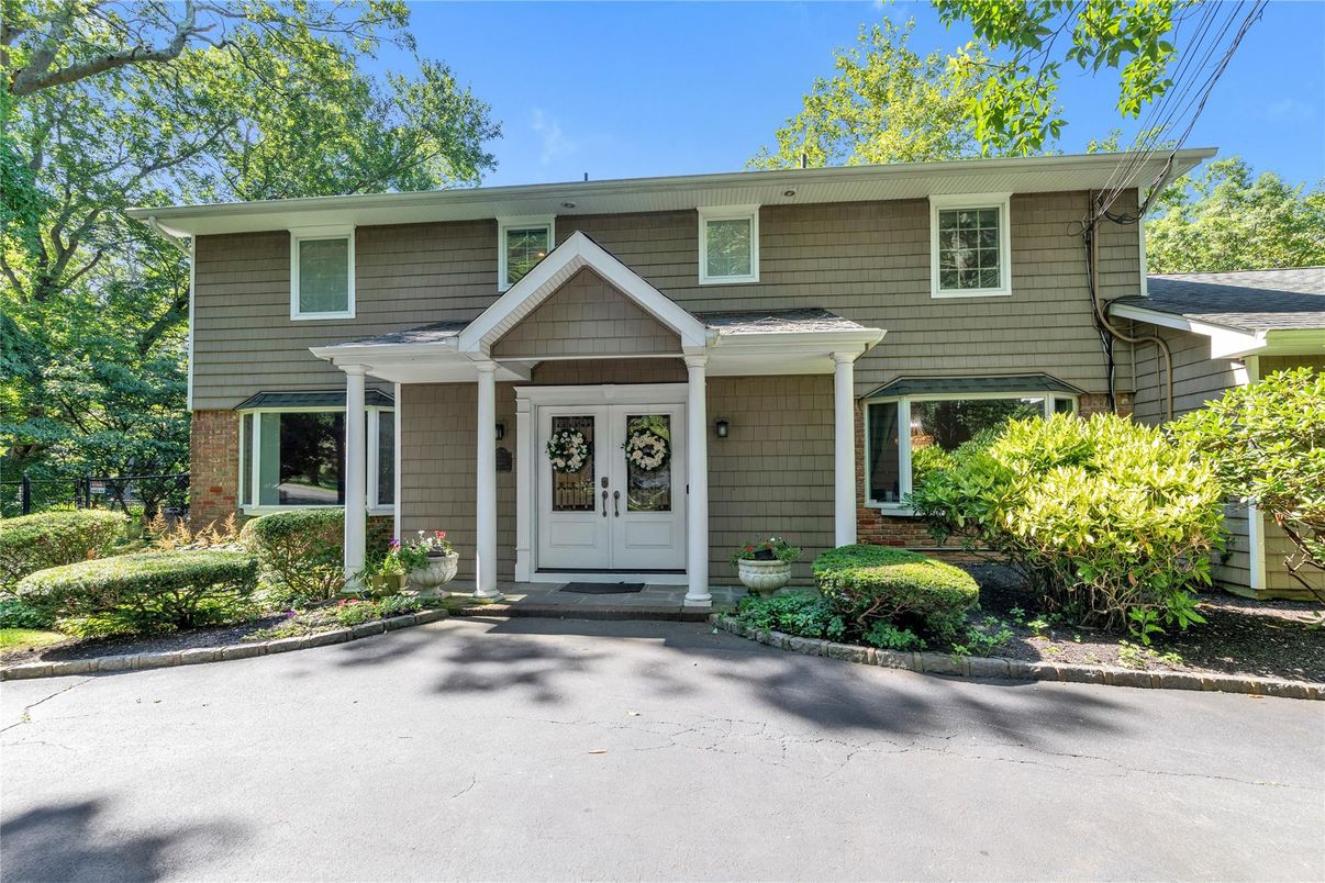Exterior, Facade, Raised Ranch