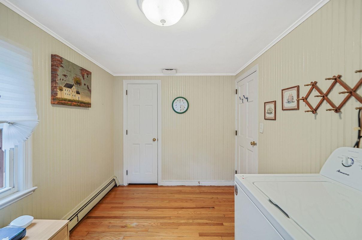 Interior, Washer, Wood Texture Flooring