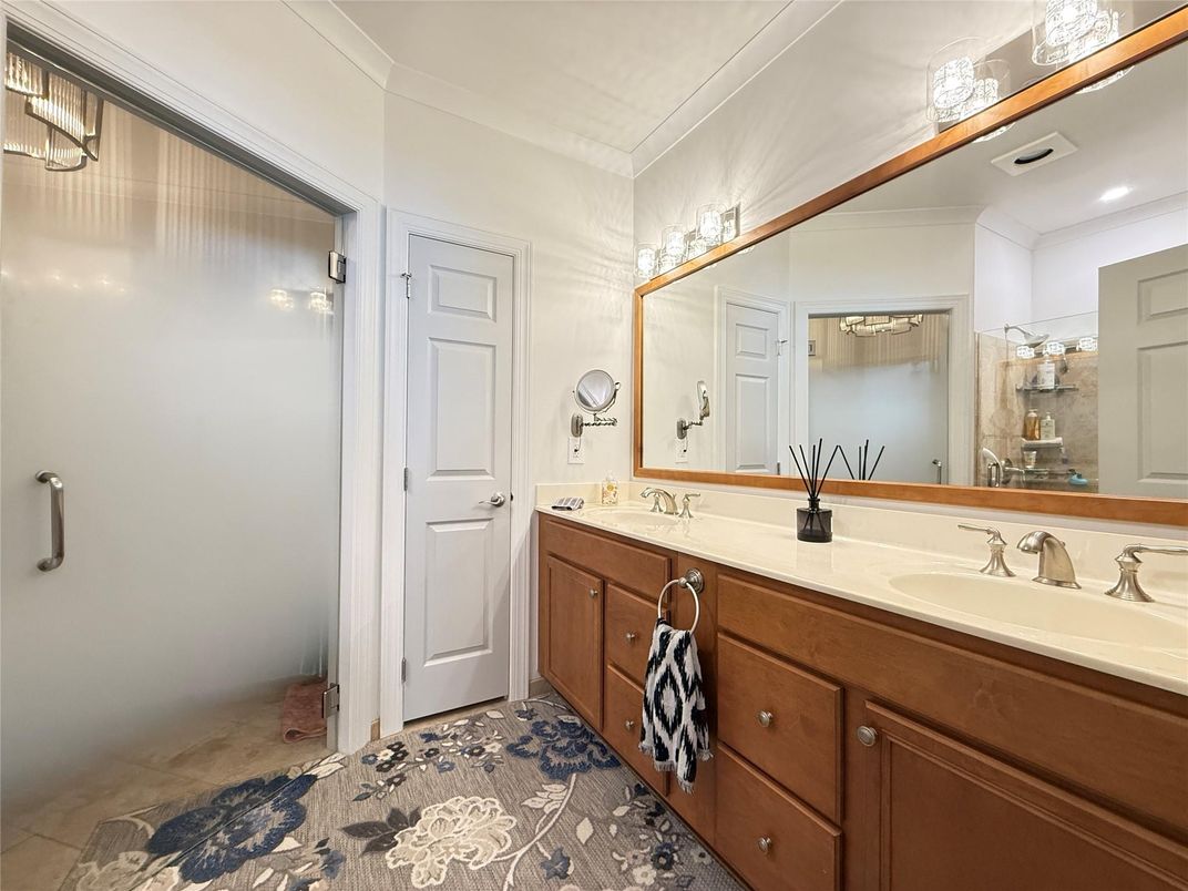 Bathroom, Dual Sink Vanities, Interior, Recessed Lighting