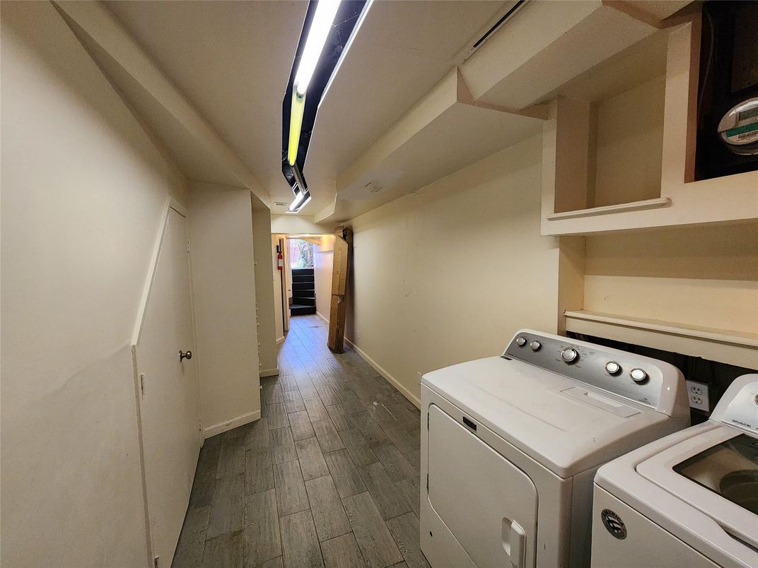 Interior, Washer, Wood Texture Flooring