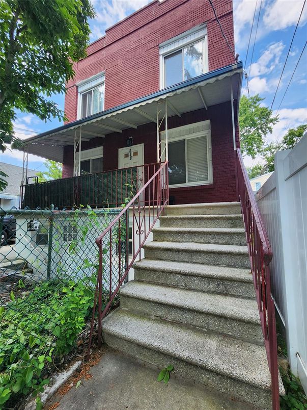 Exterior, Facade, American Foursquare