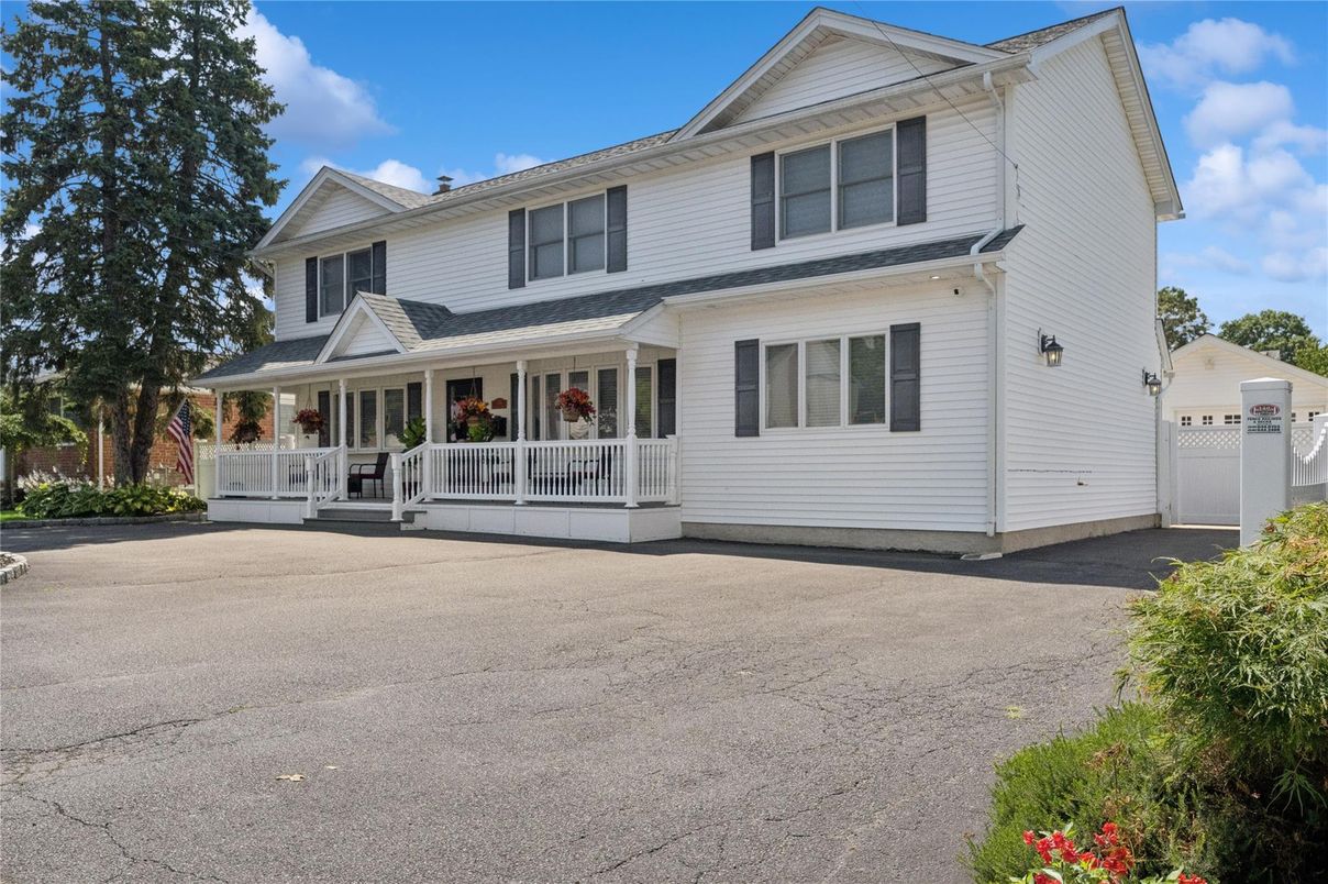 Attached, Exterior, Facade, Farmhouse