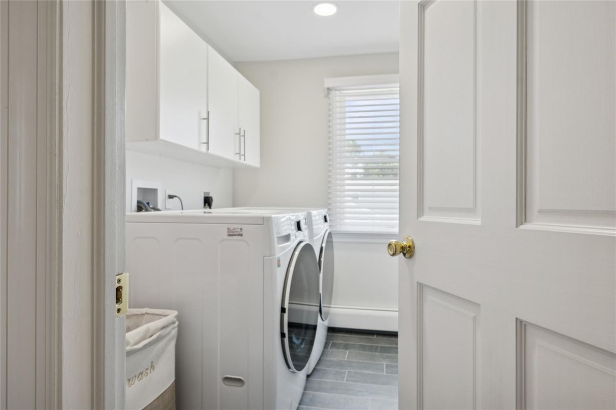 Interior, Recessed Lighting, Washer, Wood Texture Flooring