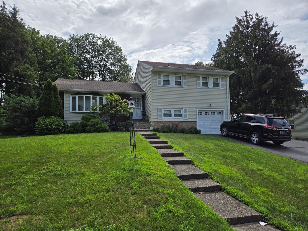 Attached, Exterior, Facade, Split Level