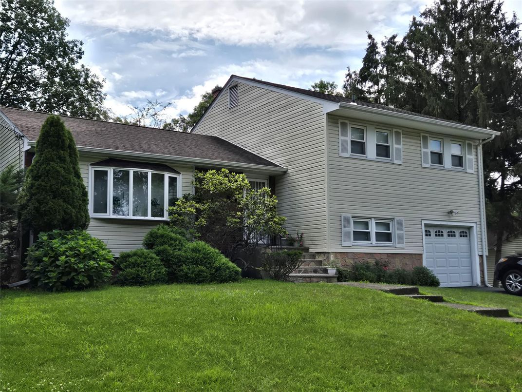 Attached, Exterior, Facade, Split Level