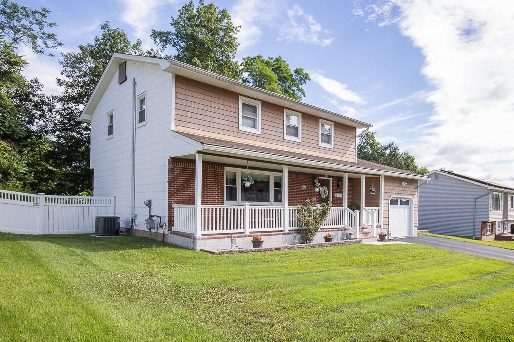 Exterior, Facade, Brick Facade, American Foursquare