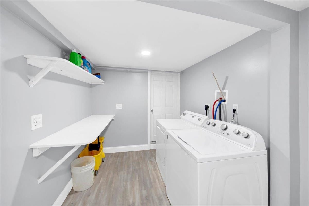 Interior, Recessed Lighting, Washer, Wood Texture Flooring