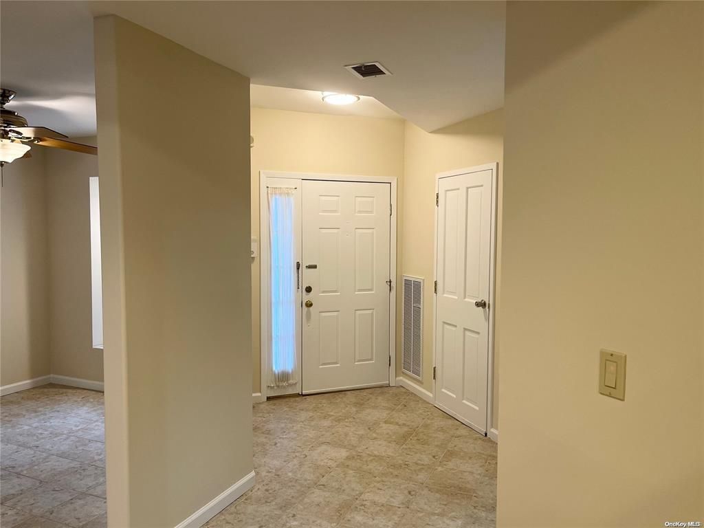 Empty room, Interior