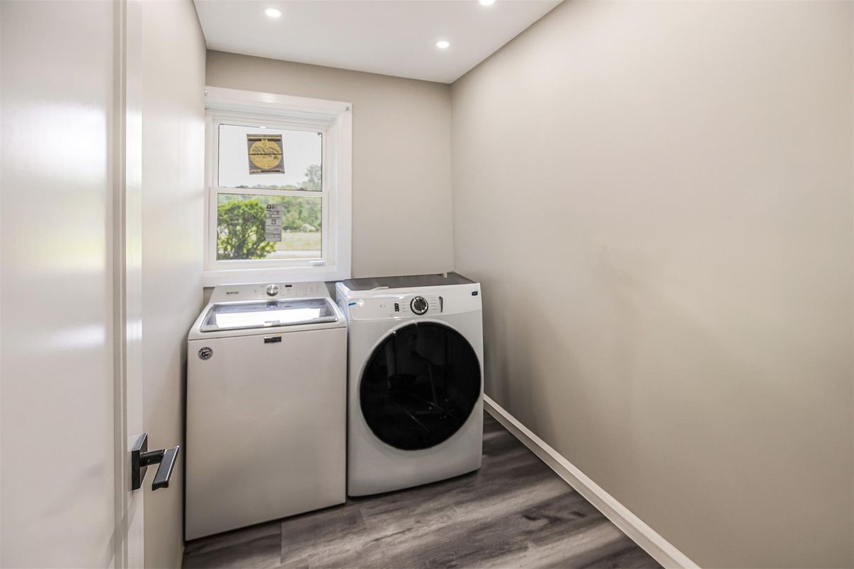 Interior, Recessed Lighting, Washer, Wood Texture Flooring