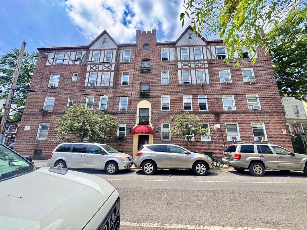 Exterior, Facade, Brick Facade, Rowhouse