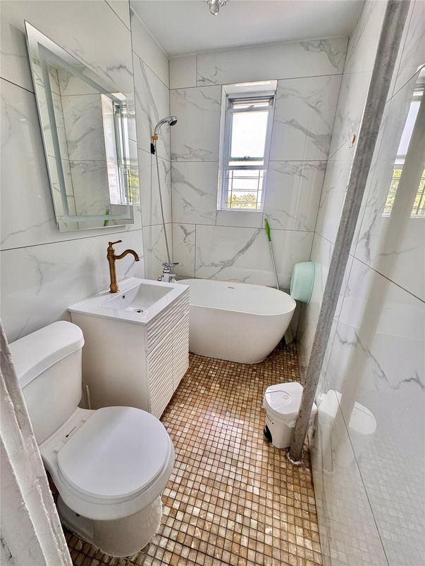Bathroom, Free Standing Baths, Interior, Marble Walls