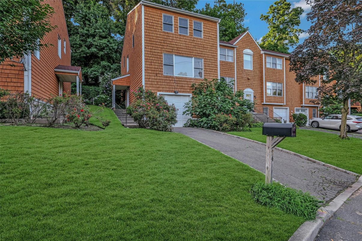 Attached, Exterior, Facade, Brick Facade, Rowhouse