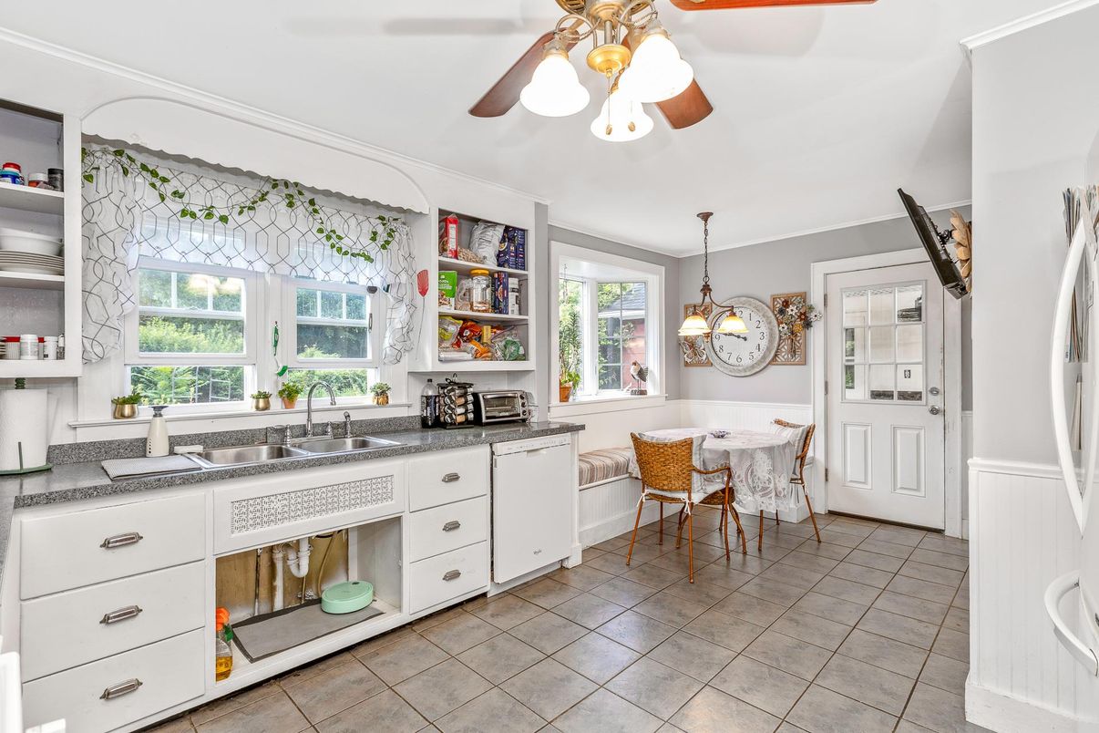 Chandelier, Dining room, Interior, Kitchen, Pendant Lights
