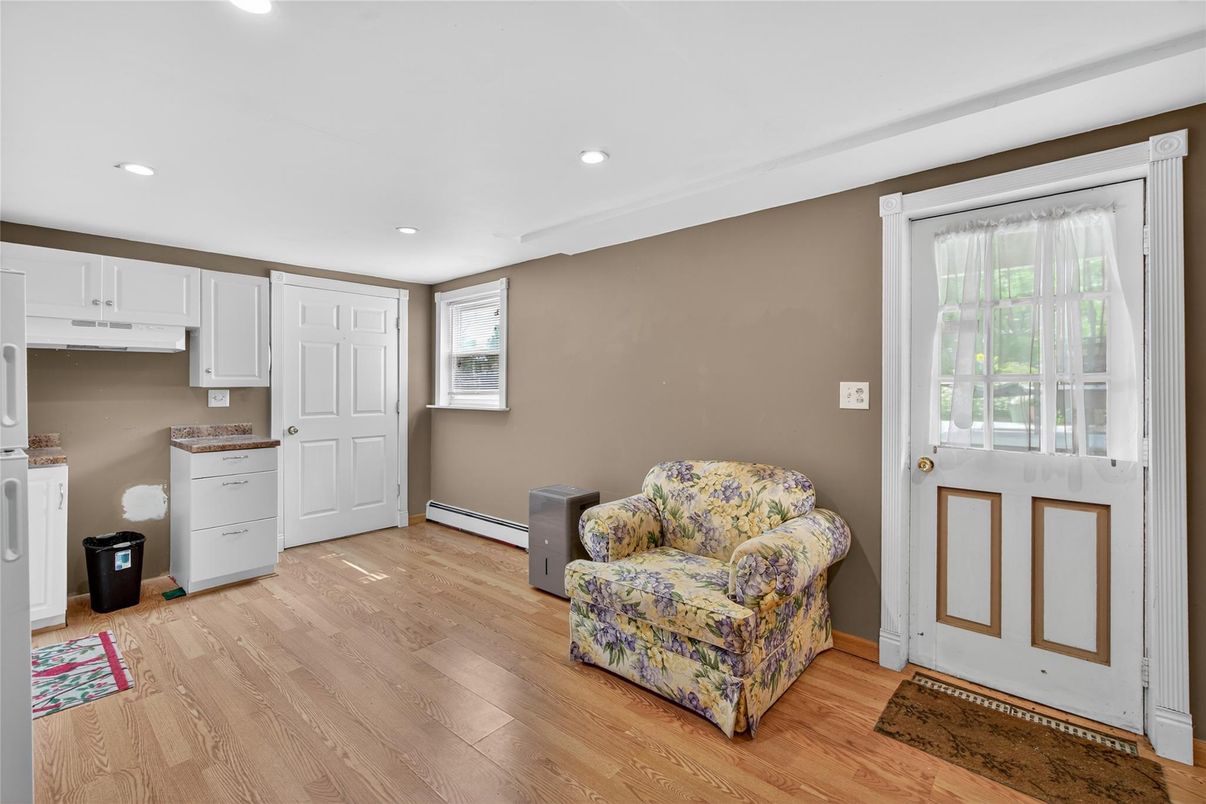 Interior, Recessed Lighting, Washer, Wood Texture Flooring
