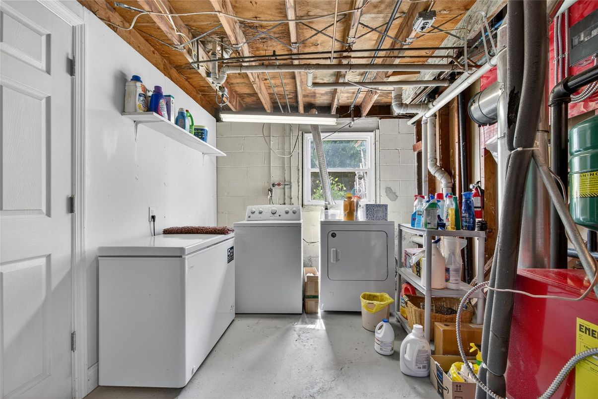 Interior, Washer, Wooden Beams