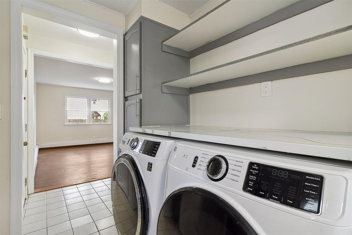 Interior, Washer, Wood Texture Flooring