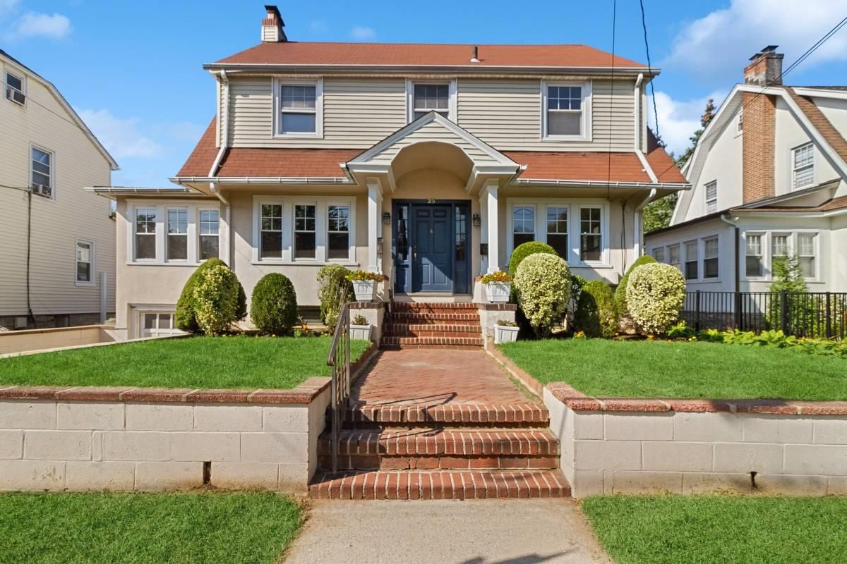 Exterior, Facade, American Foursquare