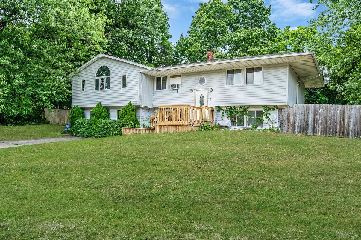 Backyard, Exterior, Facade, Raised Ranch