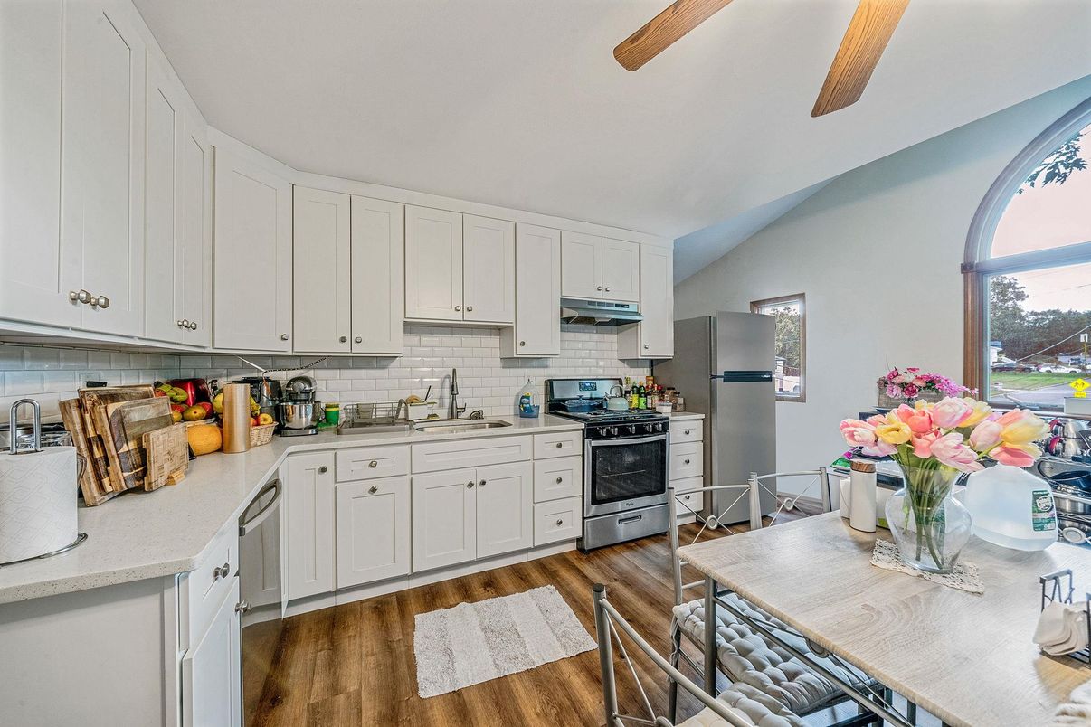 Dining room, Interior, Kitchen, Stainless Steel Appliances, Wood Texture Flooring