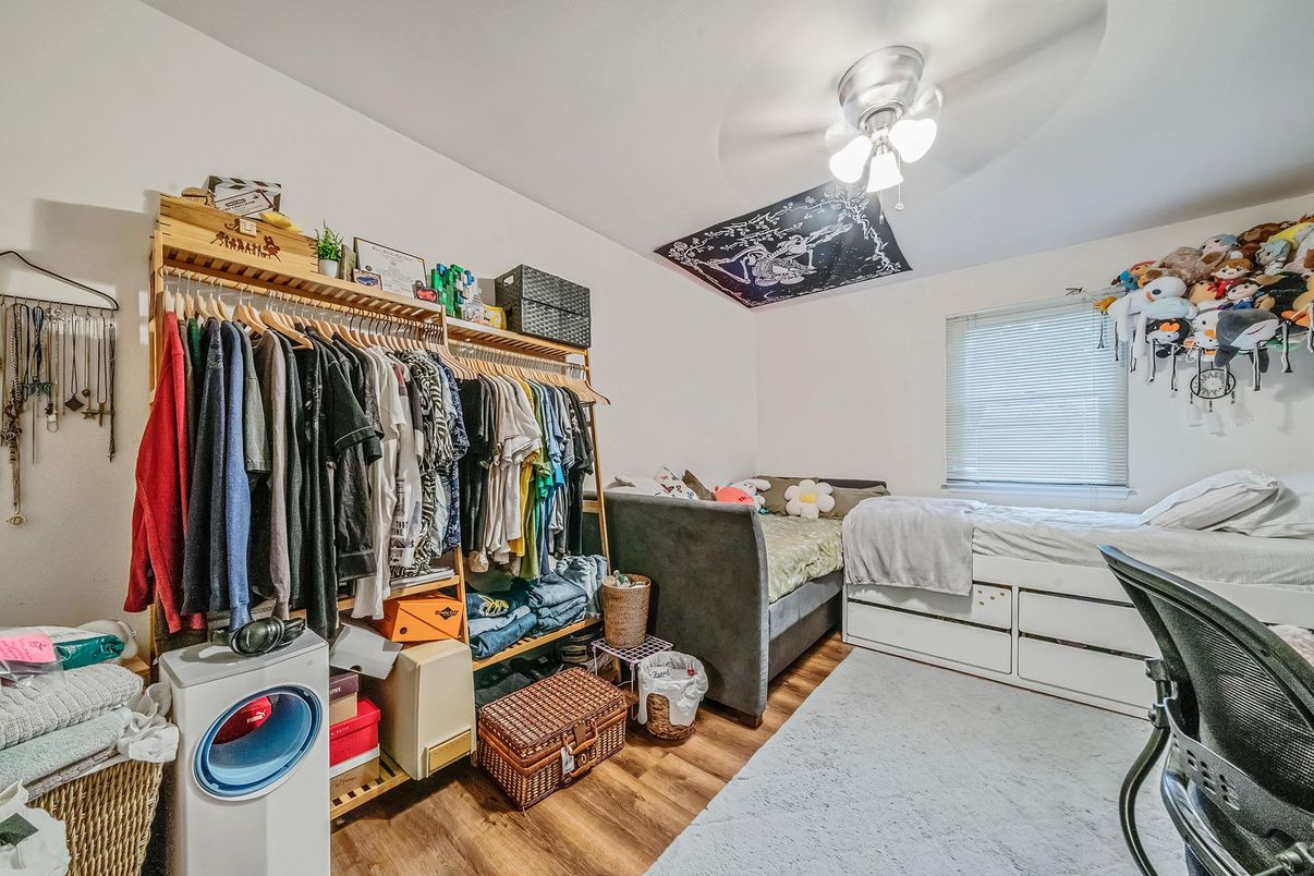 Interior, Walk-in Closets, Wood Texture Flooring