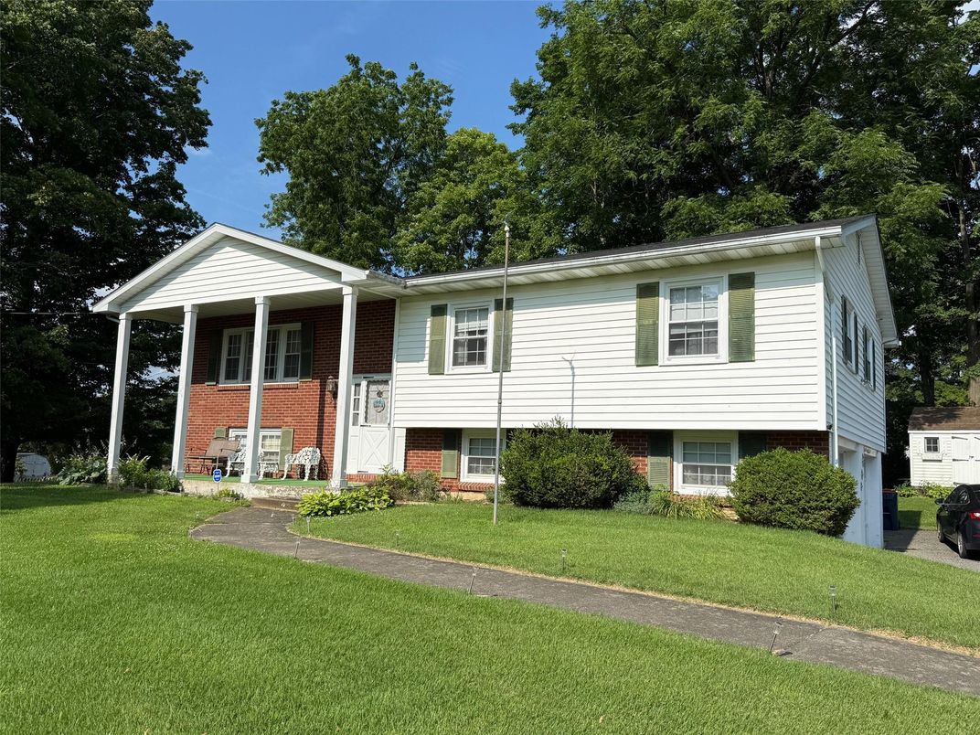 Attached, Exterior, Facade, Brick Facade, Raised Ranch