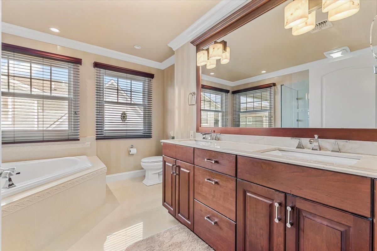 Bathroom, Dual Sink Vanities, Interior, Recessed Lighting