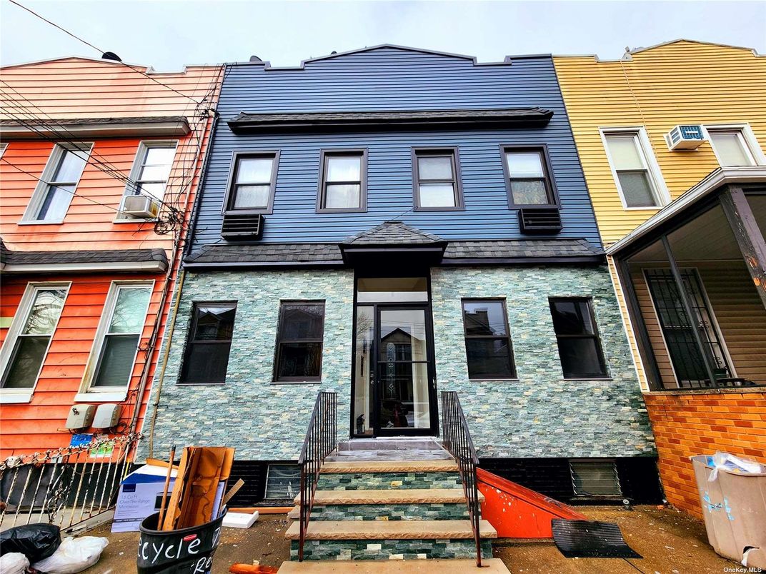 Exterior, Facade, Rowhouse