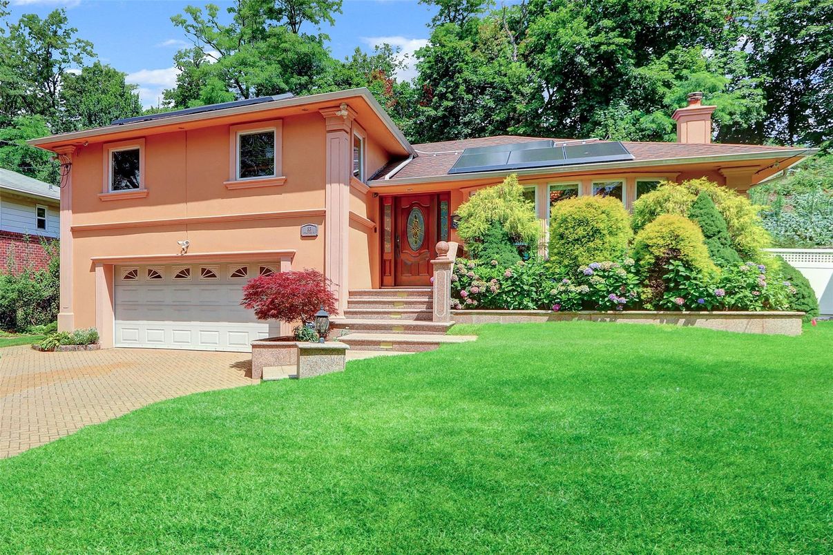 Attached, Exterior, Facade, Solar Panels, Split Level