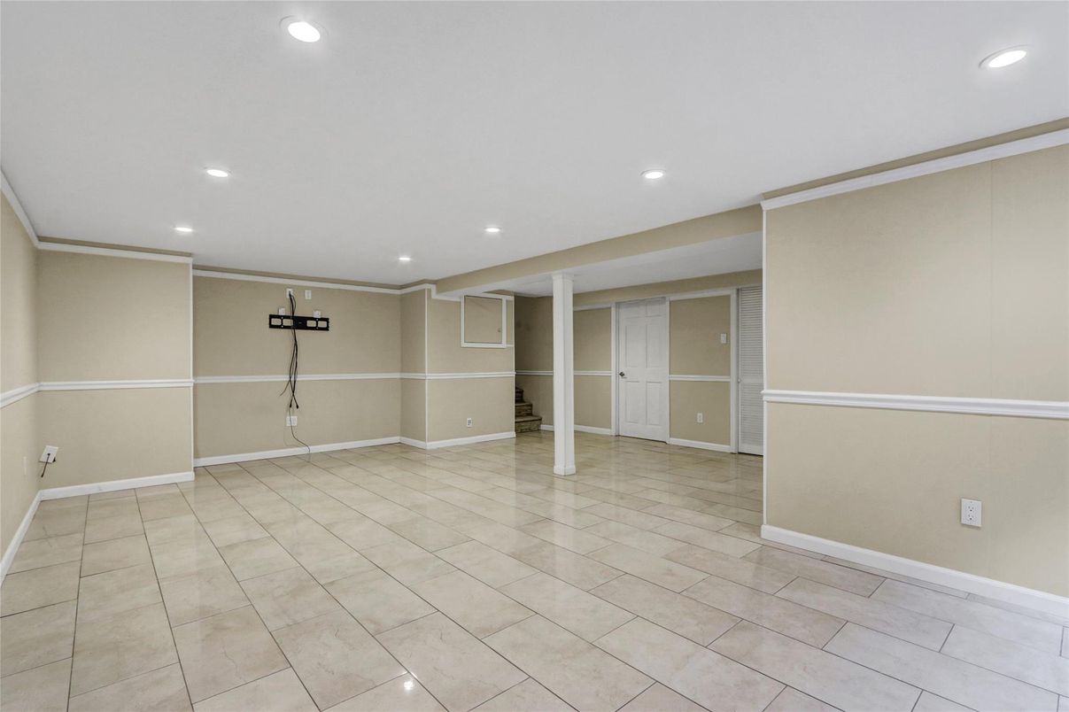 Empty room, Interior, Recessed Lighting
