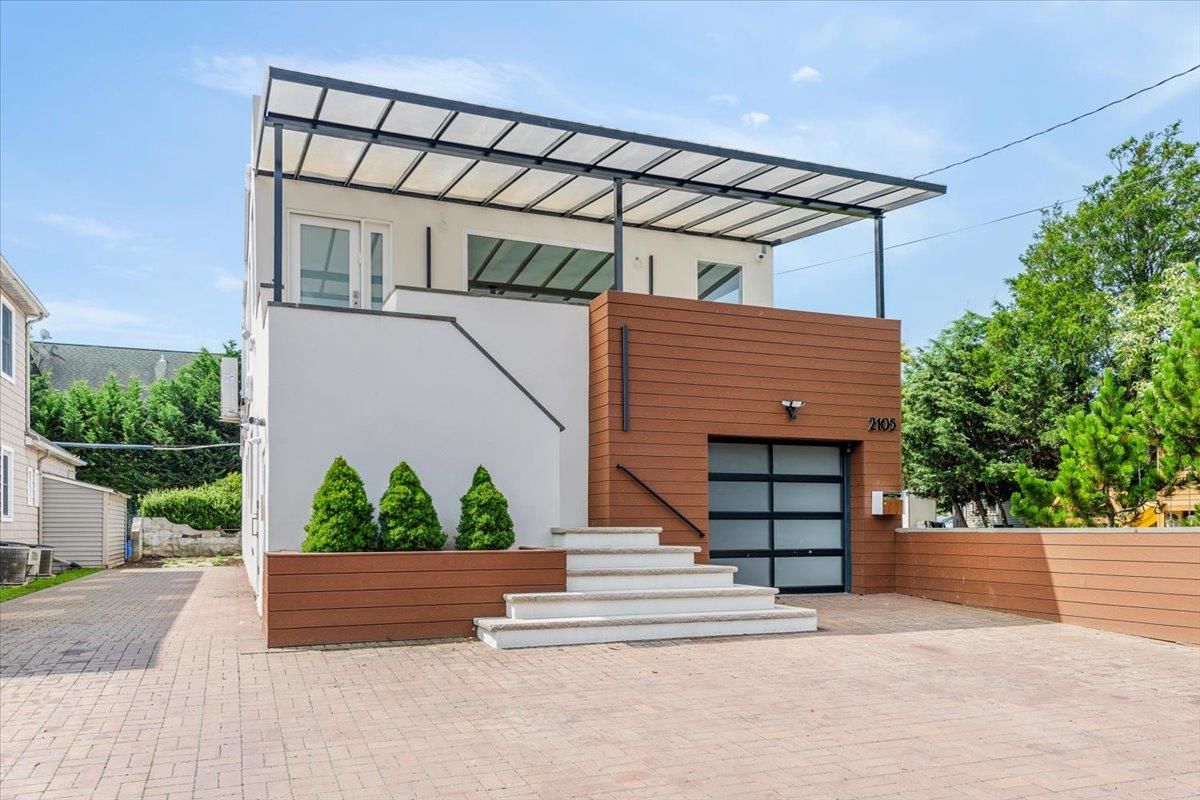 Attached, Exterior, Facade, Modern