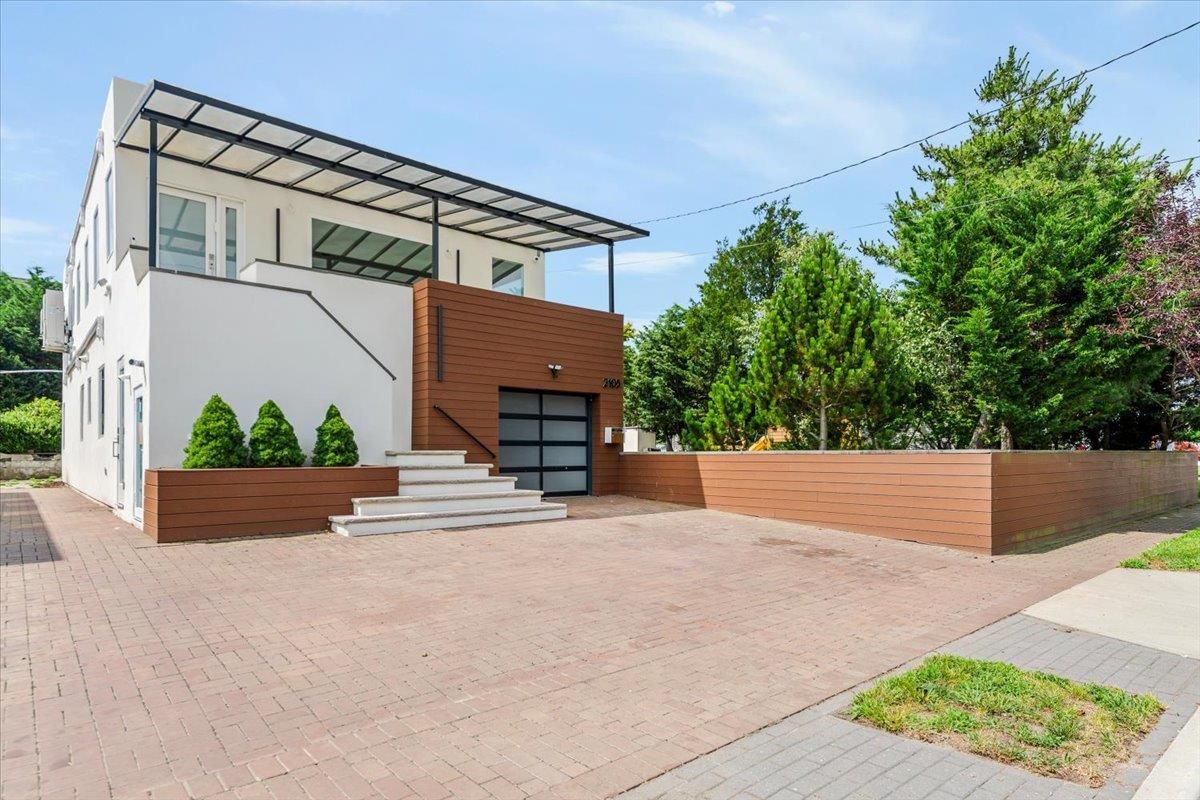 Attached, Exterior, Facade, Modern
