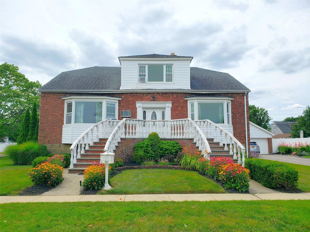 Exterior, Facade, Brick Facade, American Foursquare
