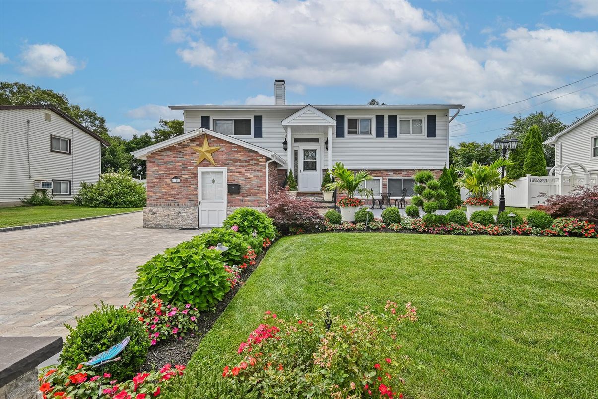 Exterior, Facade, Brick Facade, Raised Ranch