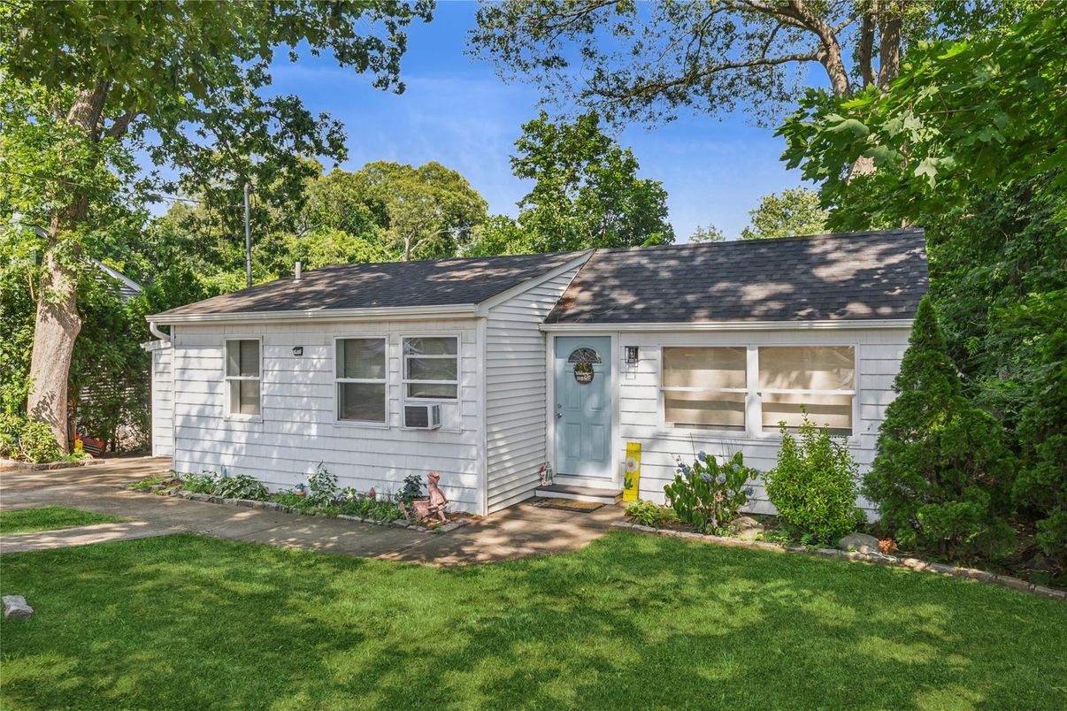 Exterior, Facade, Cape Cod