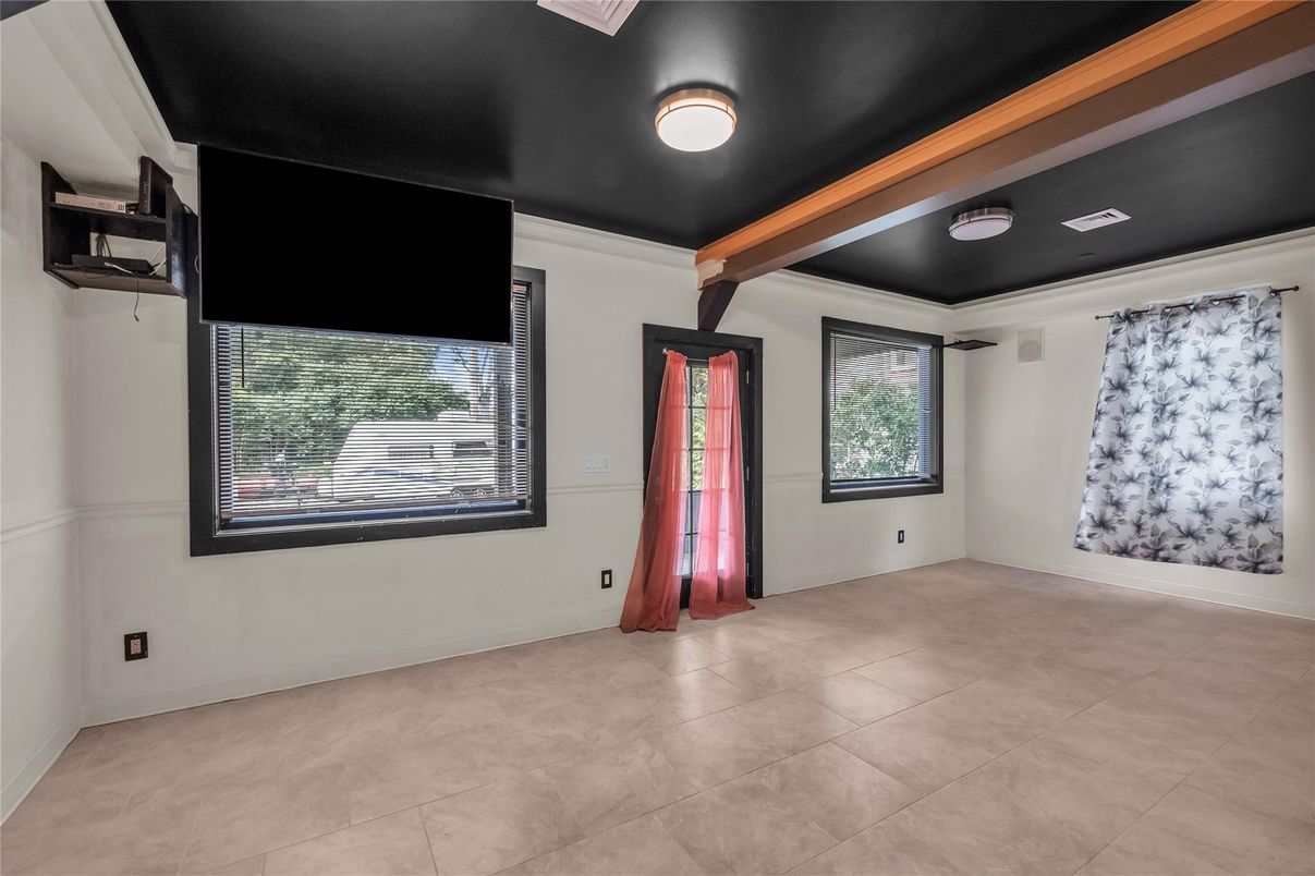 Empty room, Interior