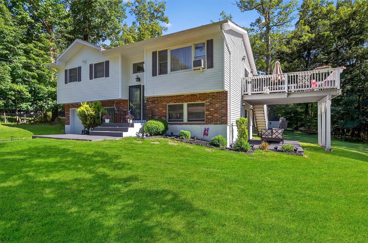 Attached, Exterior, Facade, Brick Facade, Raised Ranch